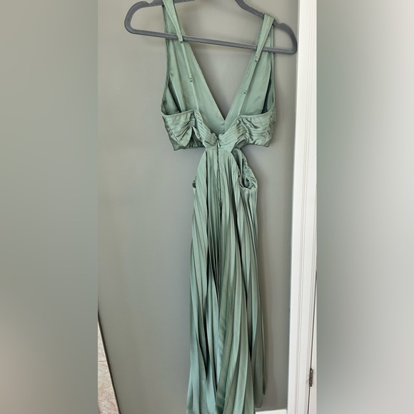 Abercrombie & Fitch Sage Green Pleated Midi Dress with Side Cutouts - Picture 5 of 6